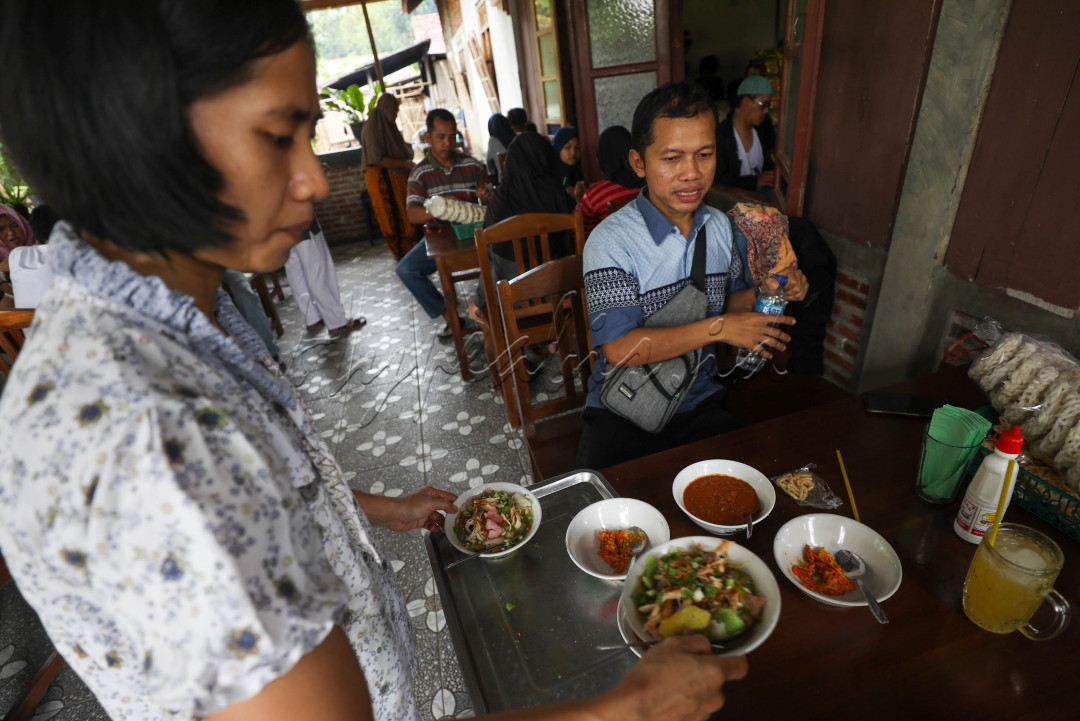 Soto Bonjok dinikmati dengan potongan ketupat. Ada satu lagi <em>topping </em>soto yang nggak boleh ketinggalan, yaitu kerupuk cantir yang berbahan ketela.