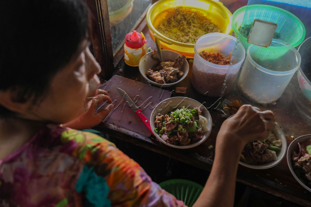 Terdapat empat jenis Soto Bonjok yang bisa dicoba, yaitu soto ayam, soto sapi, soto campur (daging ayam dan sapi), serta soto balungan (tulang ayam). Harganya pun tak terlalu mahal, berkisar Rp13.000-Rp18.000 untuk satu porsi soto tergantung dari jenisnya. 