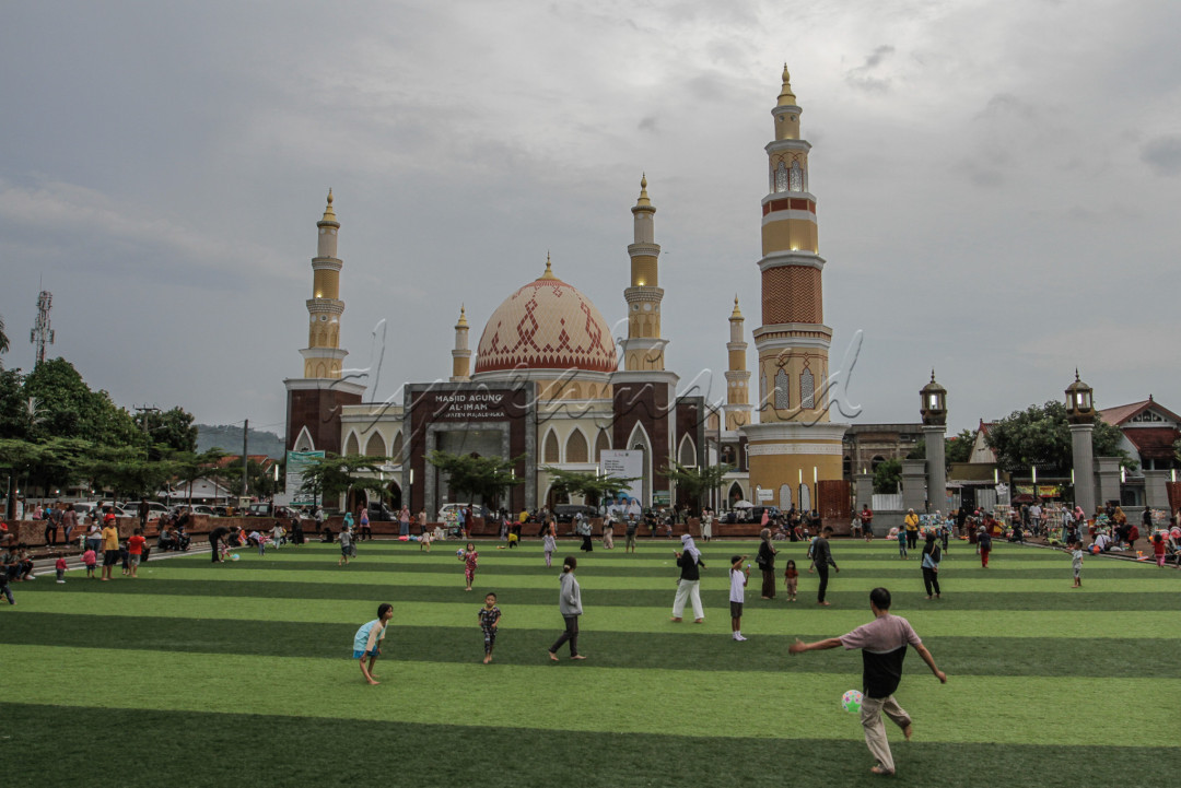 Warga beraktivitas di alun-alun Majalengka, Jawa Barat. 