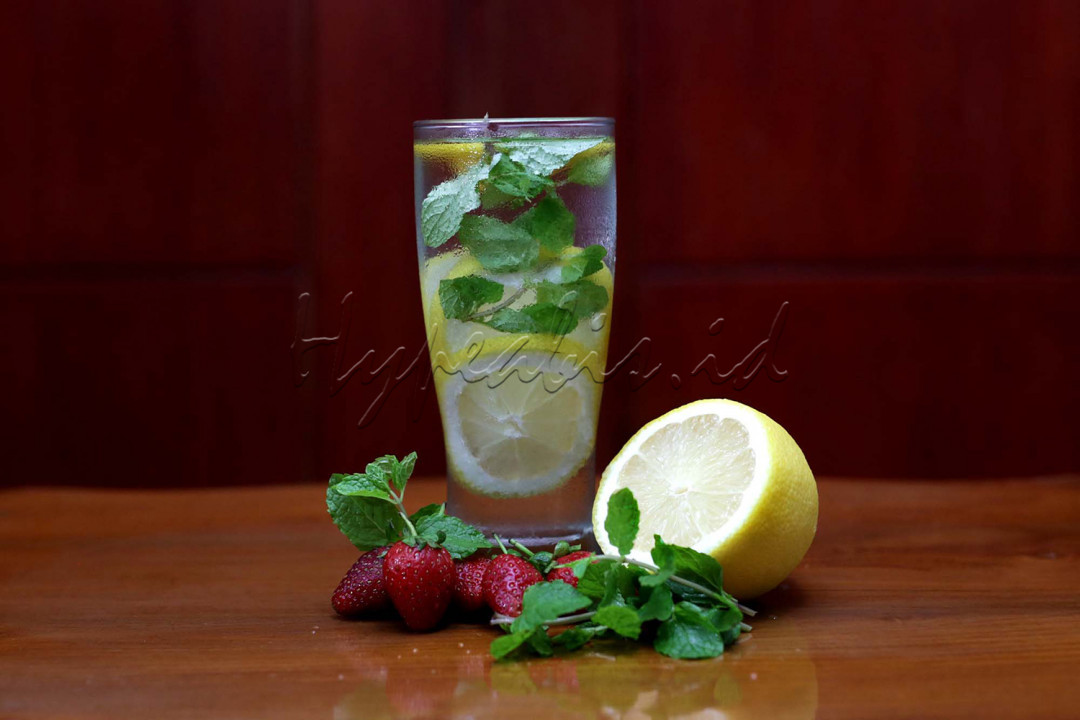Infused water adalah minuman dari campuran air putih dan buah-buahan yang direndam selama beberapa jam atau dibiarkan semalaman di kulkas.