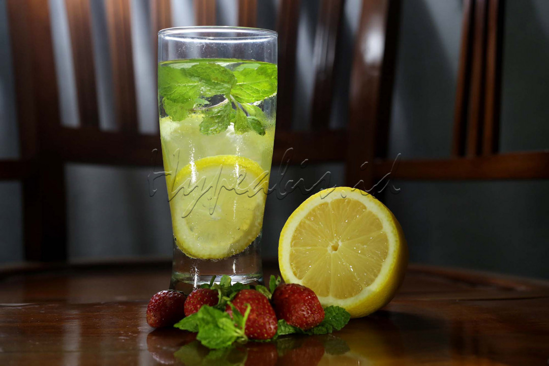 Infused water belakangan ini sangat populer dan dikenal sebagai minuman yang berkhasiat sebagai detoksifikasi.
