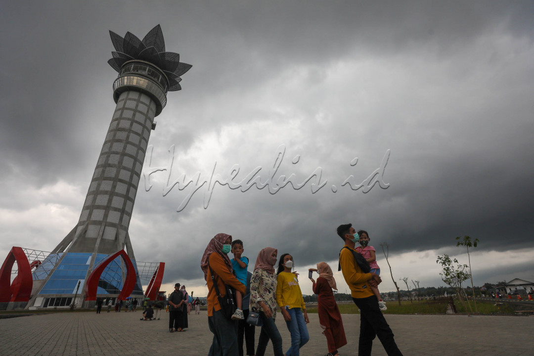Jawa Tengah memiliki landmark baru yang tak kalah megah dengan Monas di Jakarta, Menara Teratai namanya. 
