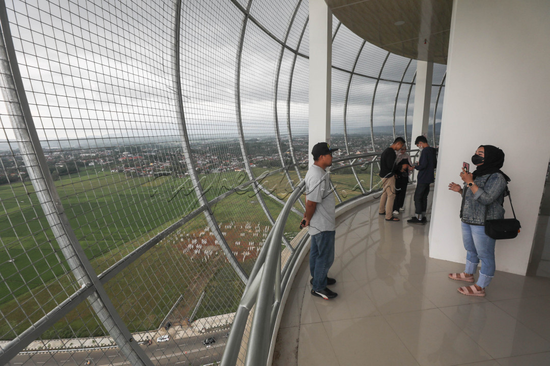 Bangunan setinggi 117 meter ini terletak di Purwokerto. Bentuknya memang sekilat mirip dengan Monas, hanya di bagian atas menara ini menyerupai bunga teratai yang sedang mekar.