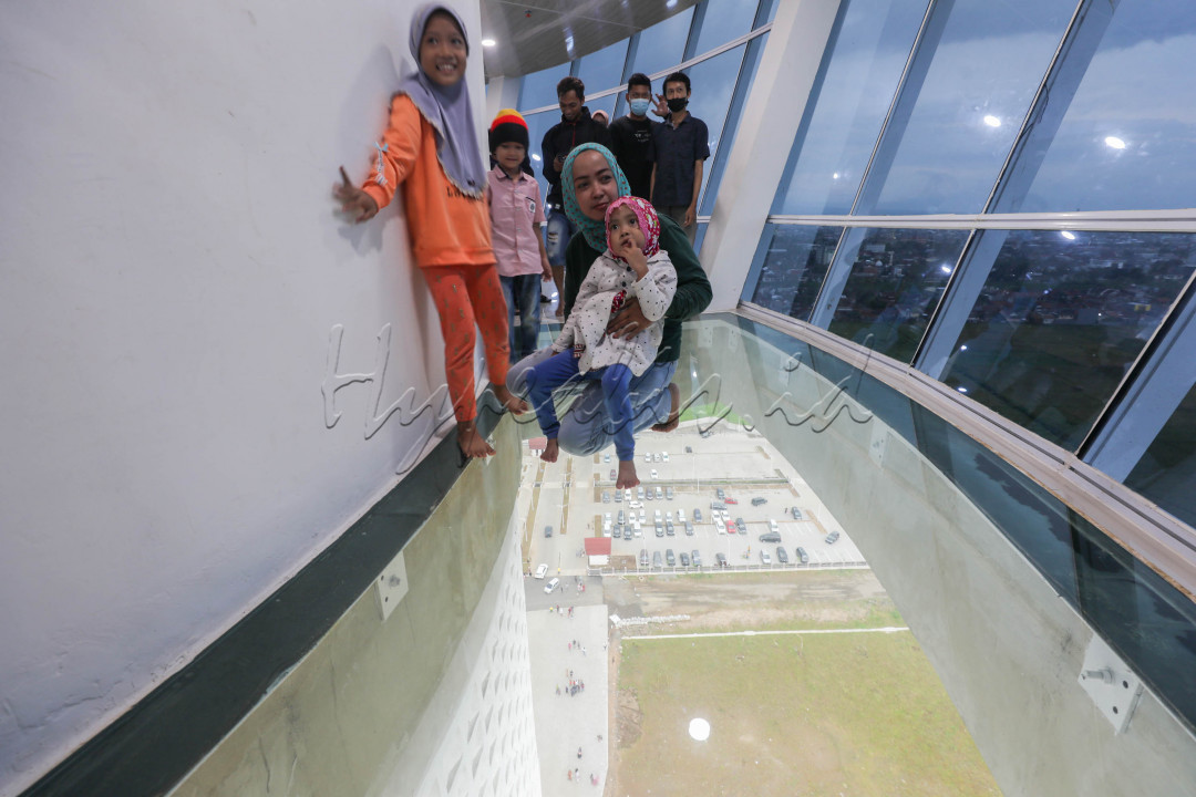 Pada lantai tiga, terdapat lantai kaca yang memungkinkan pengunjung untuk melihat ke bawah secara langsung. Ini menjadi sesansi tersendiri karena berjalan di atasnya memerlukan keberanian.