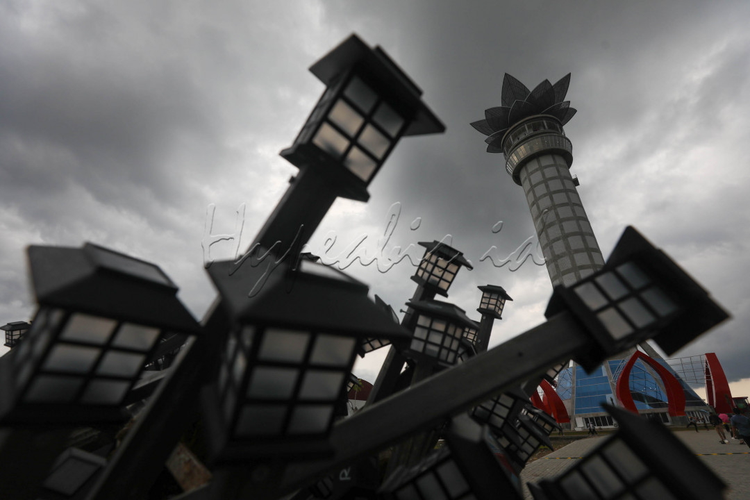 Untuk naik ke atas menara, pengunjung dikenakan tiket Rp15.000 per orang. Cukup murah bila dibandingkan dengan pengalaman yang didapatkan karena dapat menikmati pemandangan kota dari atas. Terlebih bila cuaca cerah, pengunjung dapat melihat kota dengan latar Gunung Slamet yang indah.
<div> </div>