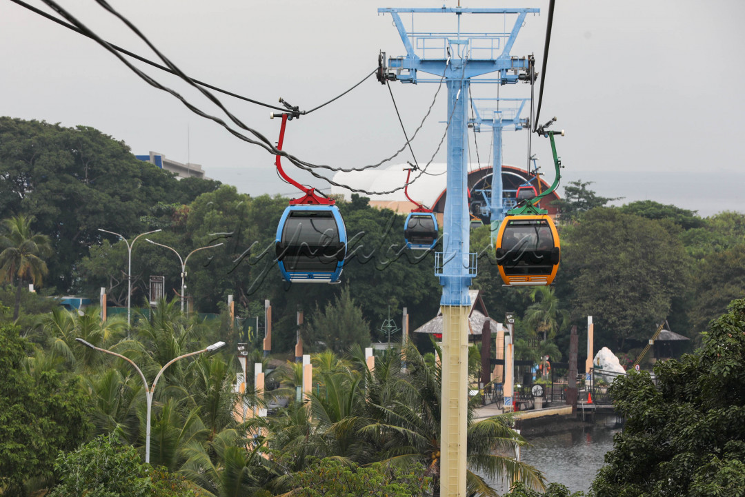 Gondola merupakan wahana rekreasi kereta gantung di kawasan Taman Impian Jaya Ancol. Bisa dibilang Gondola menjadi kereta gantung pertama di Indonesia yang menggunakan komputerisasi teknologi tinggi dengan sistem kontrol dan keamanan tercanggih. Wahana Gondola telah beroperasi sejak 20 Desember 2003.