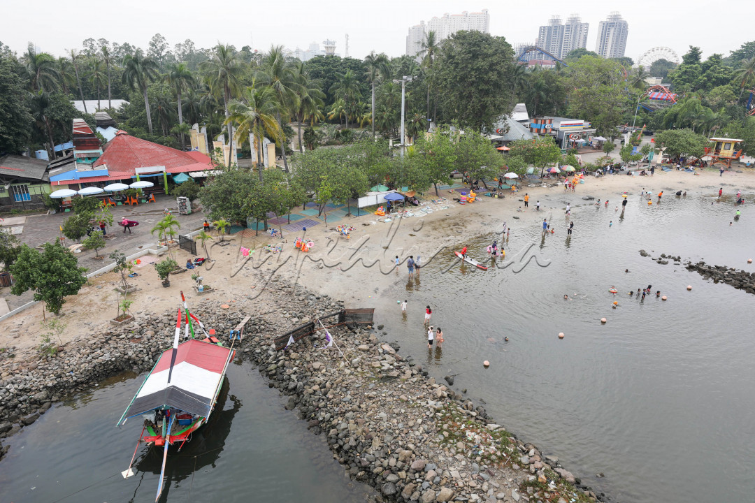 Menggunakan Gondola, pengunjung dapat menikmati keindahan teluk Jakarta dan sarana rekreasi lainnya di Ancol dari ketinggian 21 meter di atas permukaan laut. Tentu saja hal tersebut menjadi daya tarik bagi pengunjung ketika berlibur ke Ancol. 