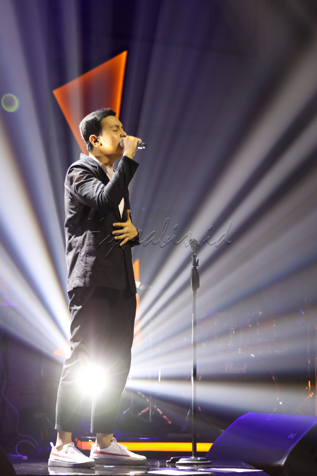Konser penyanyi Tulus merupakan salah satu pementasan yang didukung tata cahaya yang eye catching.