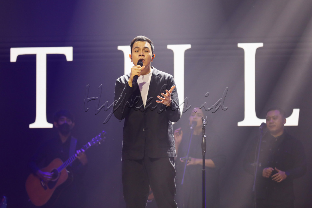 Tulus merupakan penyanyi komunikatif saat berada di atas panggung. Salah satu hal detail yang diperhatikan dalam konsernya adalah tata cahaya. 