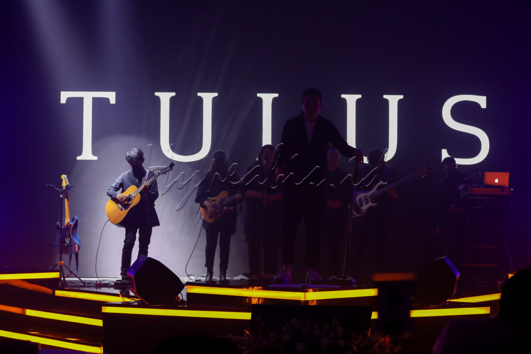 Sebelum mulai bernyanyi, Tulus meminta lampu sekitar area ruangan digelapkan. Lalu memberikan spotlight yang diarahkan kepada gitaris yang memainkan gitar saat intro. Hingga akhirnya Tulus mulai bernyanyi dan lampu panggung mengekspose dirinya.