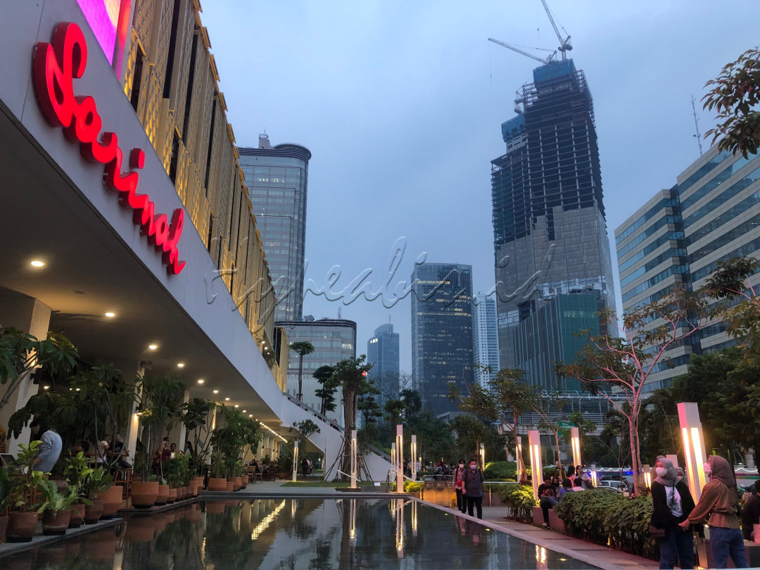 Mengusung tema Community Mall, sarinah diharapkan dapat menjadi tempat anak muda, keluarga dan komunitas untuk berkumpul bersama. Saat senja menjelang hingga malam hari, pelataran Sarinah ramai dikunjungi warga untuk sekedar berfoto-foto, melepas lelah sambil bercengkerama atau menikmati suasana kota yang behias gedung-gedung menjulang.<br />
<br />
