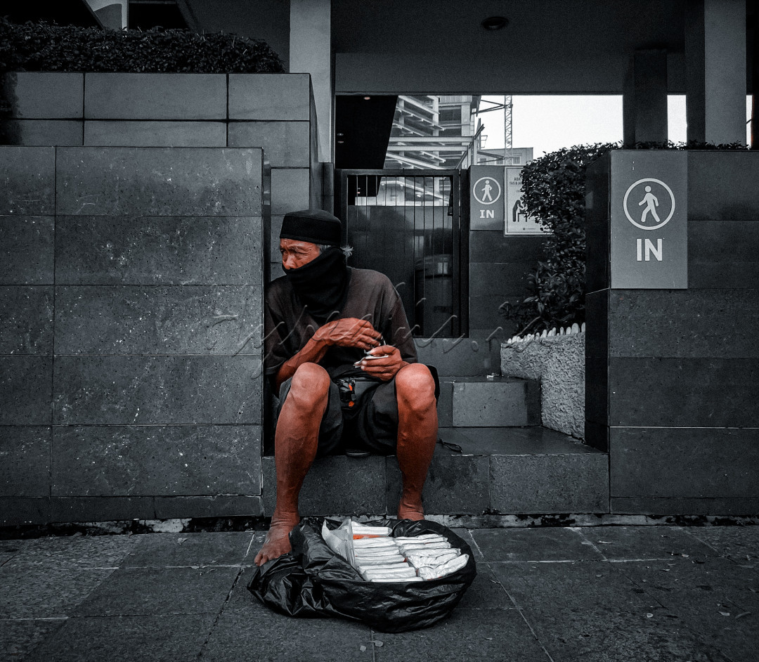 Pedagang tisu menunggu pembeli di kawasan Jl. Jendral Sudirman, Jakarta. Sabtu (28/5/2022).