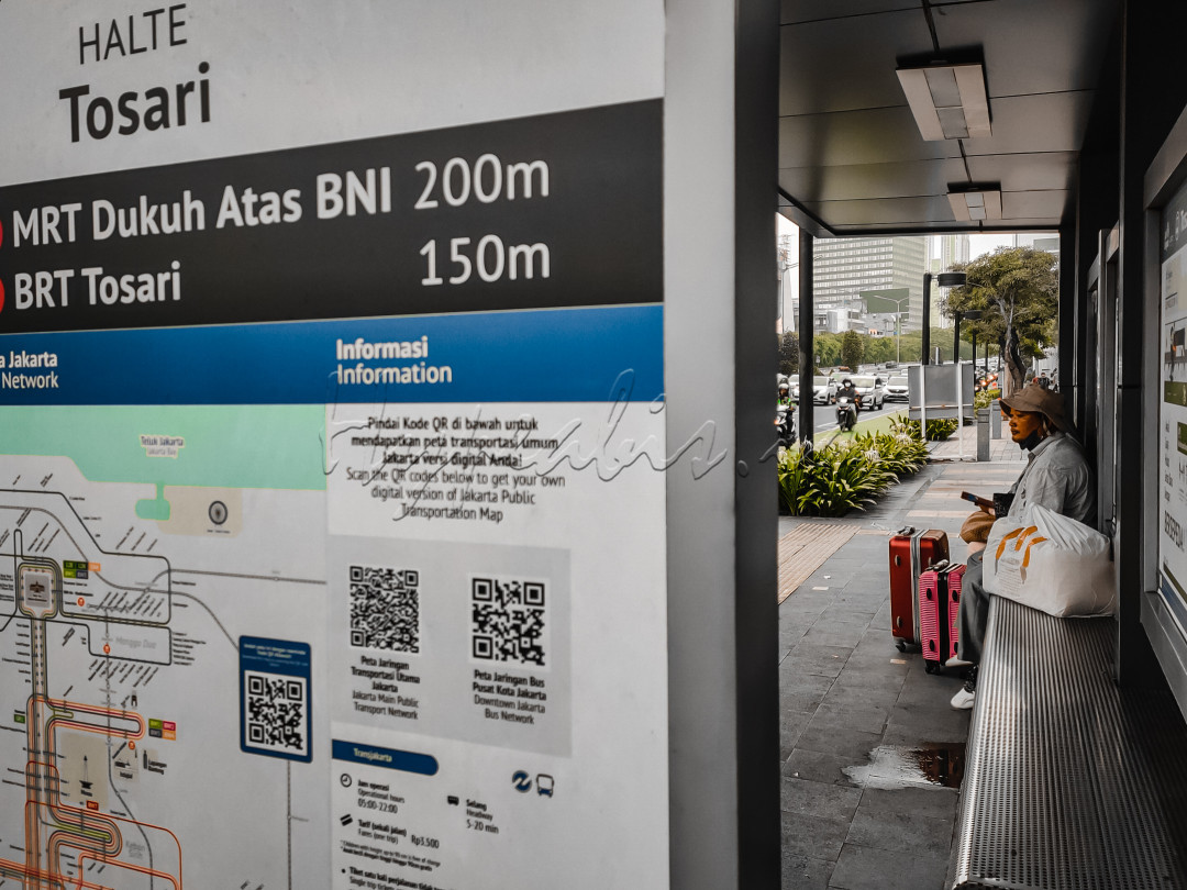 Petang itu Kota Jakarta begitu sesak. Kendaraan di jalanan padat merayap. Seorang bapak memilih menggunakan Bus Transjakarta, untuk meminimalisir kemacetan tersebut.