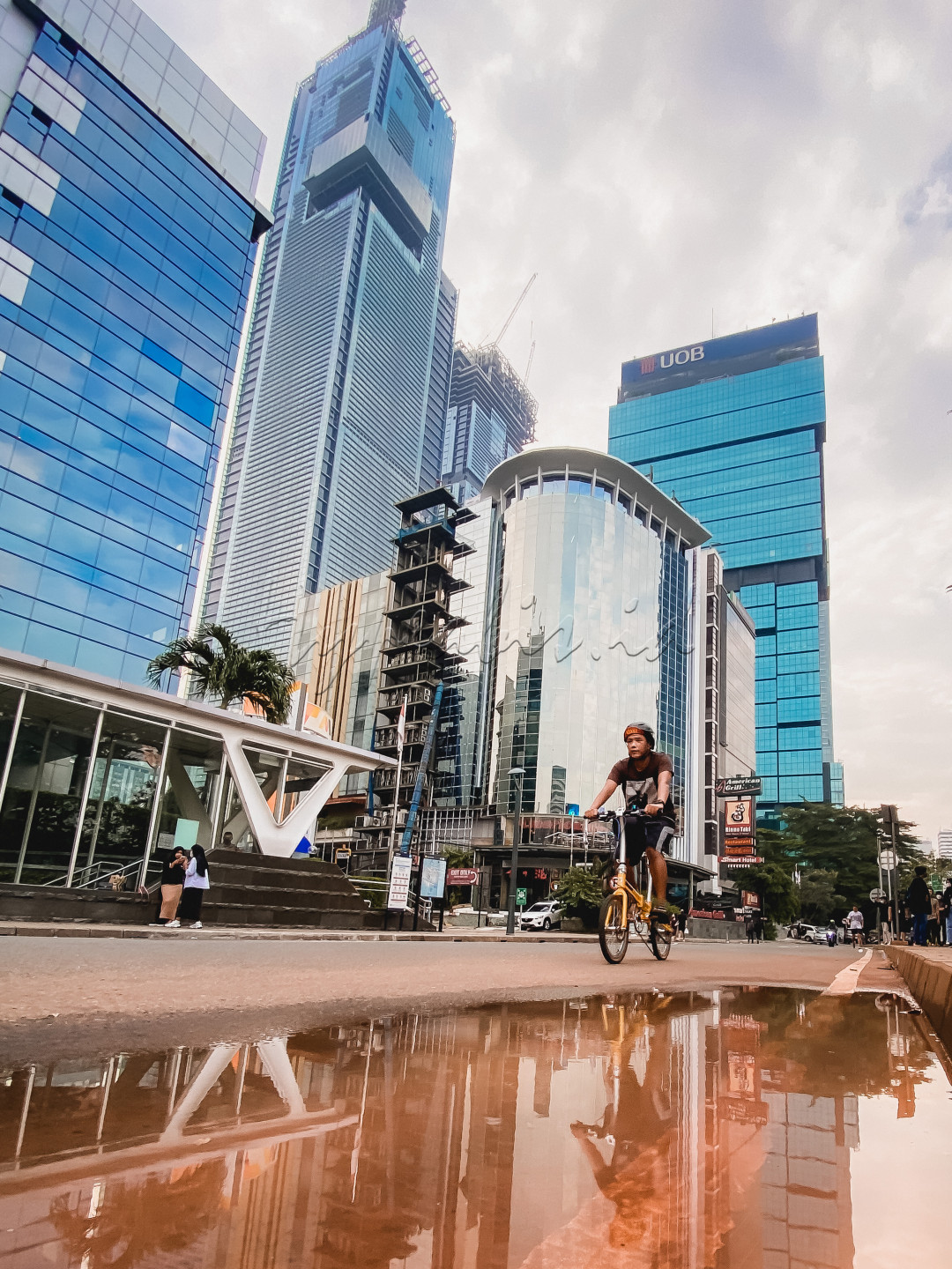 Sepedaan sore di sudirman