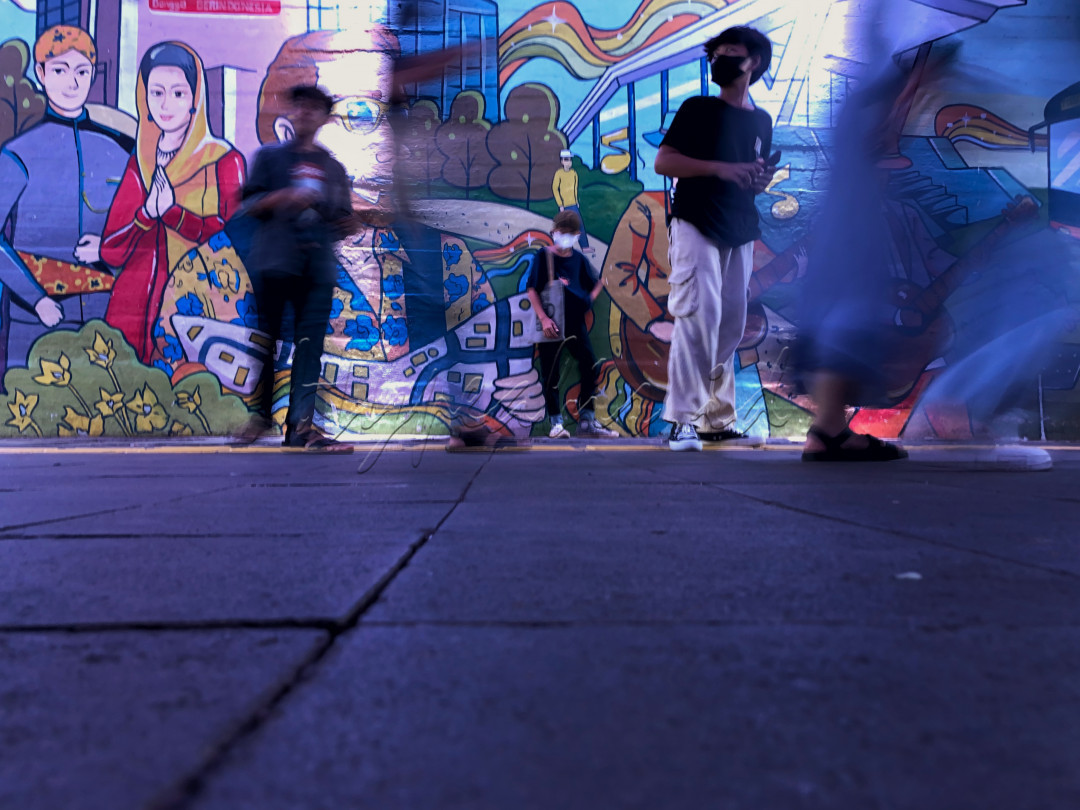 Dihiasi dengan mural mural dan lampu warna warni, bikin pengunjung tidak bisa untuk tidak berhenti sejenak, untuk berswa foto atau sekedar nongkrong bareng teman.