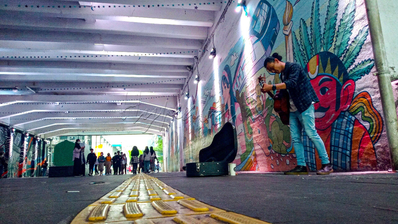 Terowongan Kendal adalah salah satu tempat populer yang banyak di datangi di wilayah Jakarta. Terowongan yang berada di antara Stasiun Sudirman dan Stasiun BNI City ini banyak dijadikan sebagai tempat foto-foto bagi masyarakat karena disepanjang terowongan ini terdapat banyak gambar mural yang menarik dan artistik. Selain sebagai spot foto terbaik, terowongan Kendal juga dijadikan sebagai tempat bermain atau tempat nongkrong bagi masyarakat terutama remaja. Di terowongan ini banyak masyarakat yang lewat jalan kaki baik itu untuk menuju ke kantor atau ke tempat lainnya. Selain pejalan kaki dan masyarakat yang nongkrong, juga terdapat pengamen jalanan yang berdiri di terowongan Kendal tersebut. Pengamen jalanan suka berdiri disana karena tempat itu banyak dilalui oleh orang dan suara serta mainan musik dari pengamen tersebut juga sangat bagus dan menarik.