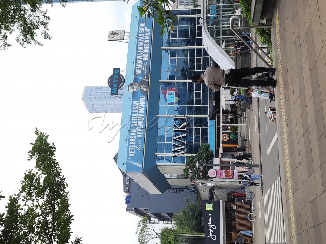 Sore hari di depan Metro Cafe terlihat salah satu Petugas Keamanan mengawasi para pengunjung di kawasan tersebut. Pengunjung merasa nyaman dan aman untuk menikmati kawasan di sekitar Jalan Jenderal Sudirman tersebut.