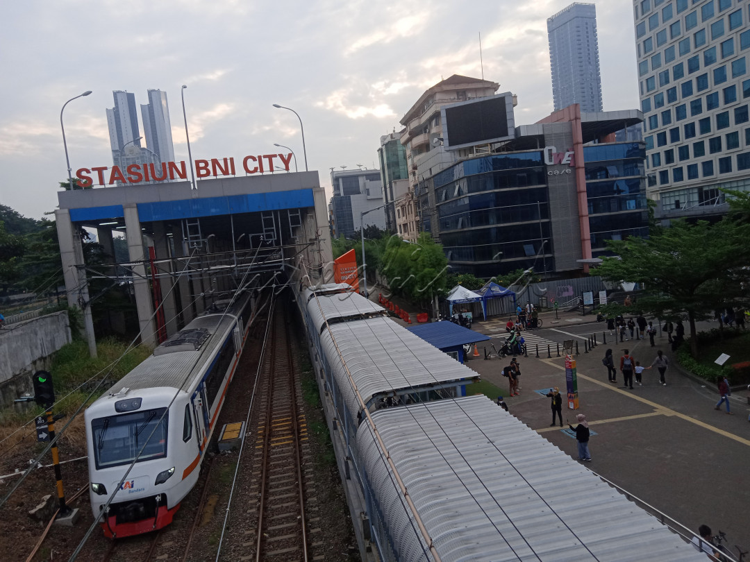 Keberangkatan kereta dari Stasiun BNI City dan suasana ramai di sekitarnya, Sudirman (28/05/2022).