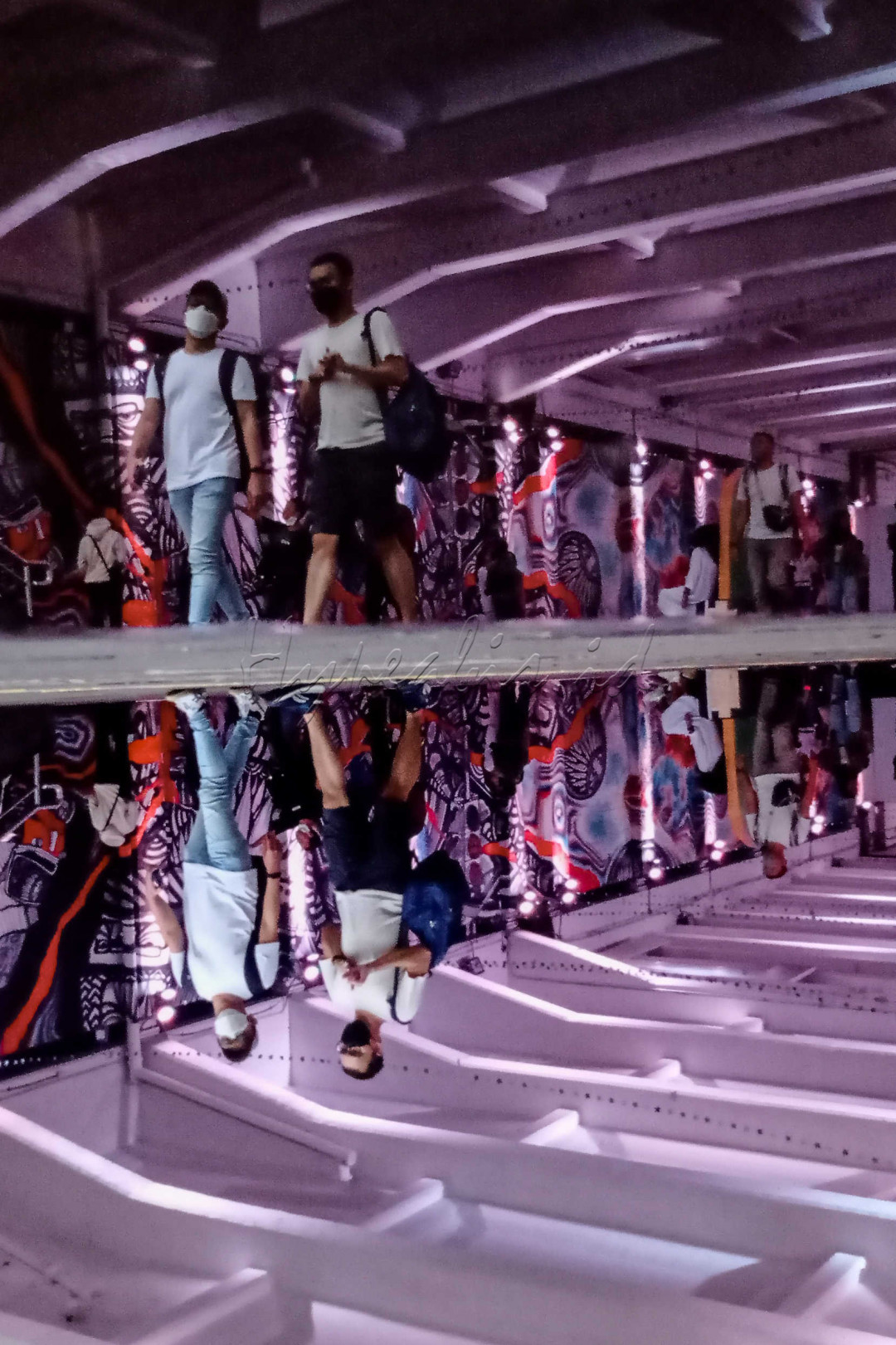 Suasana Terowongan Kendal Dukuh Atas. Jakarta, Sabtu (28/5/22). Kini Terowongan lebih menarik dihiasi mural dan lampu berwarna-warni, tempat tersebut menjadi favorit bagi kaum muda untuk berswafoto yang intagramable.