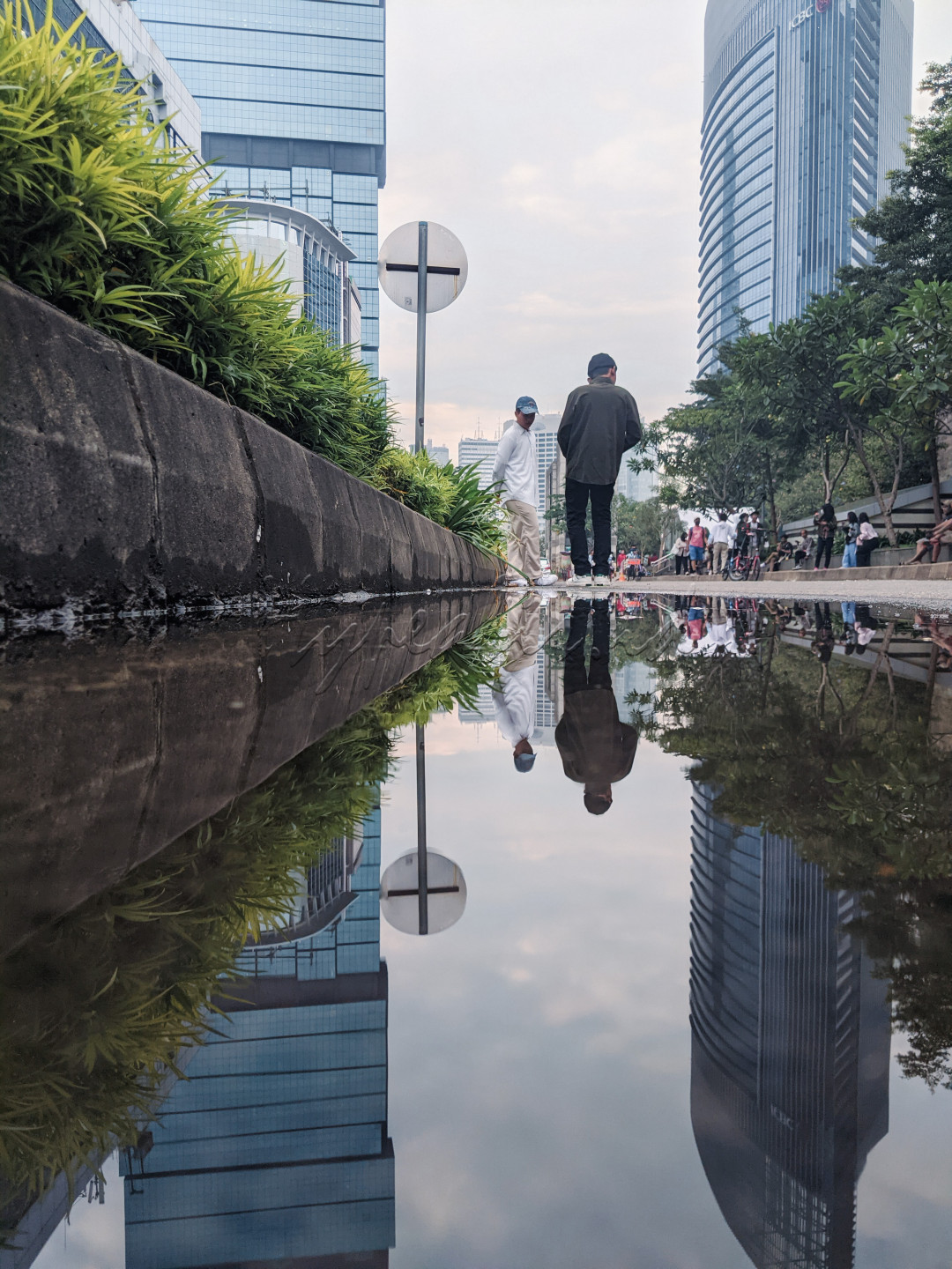 Sudirman mulai menjadi keramaian anak muda yang gemar upload untuk social media nya dan ber swafoto.