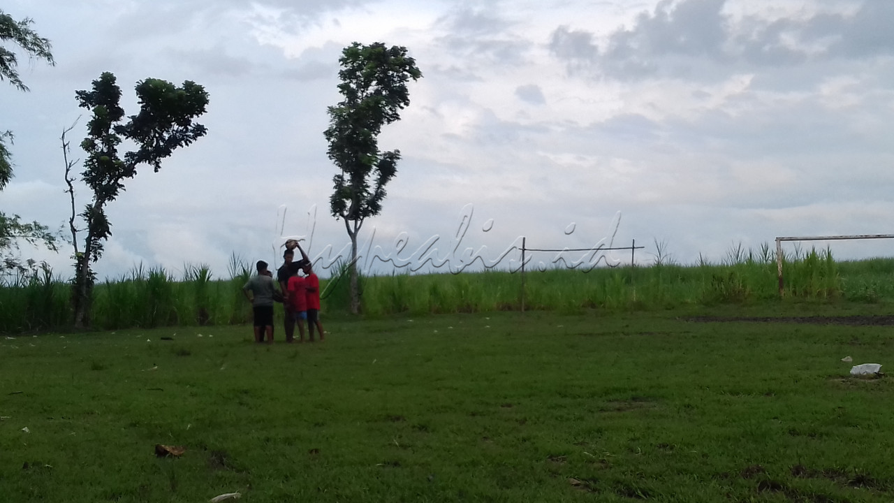 <p style="text-align: justify;">Kala sore hari menjadi waktu luang bagi anak-anak yang dimanfaatkan untuk bermain bersama di lapangan sepak bola. Walaupun kondisi lapangan yang kurang terawat tidak memudarkan semangat untuk beraktivitas, dan sebelum bermain anak-anak akan melakukan Hompimpah sebagai syarat awal dalam bermain.</p>