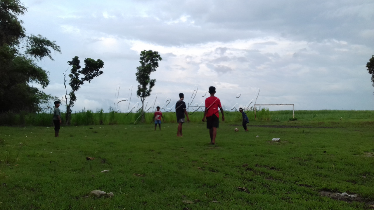 <div style="text-align: justify;">Anak-anak bermain kucing-kucingan dengan menggunakan sarana bola dan keterampilan gerak menendang. Selain untuk melatih keterampilan gerak, melalui permainan ini anak-anak diajarkan untuk saling bekerjasama agar bola tidak direbut oleh kucing, dan sebagai kucing harus selalu berusaha dengan semangat agar tujuan yang diinginkan dapat tercapai.</div>