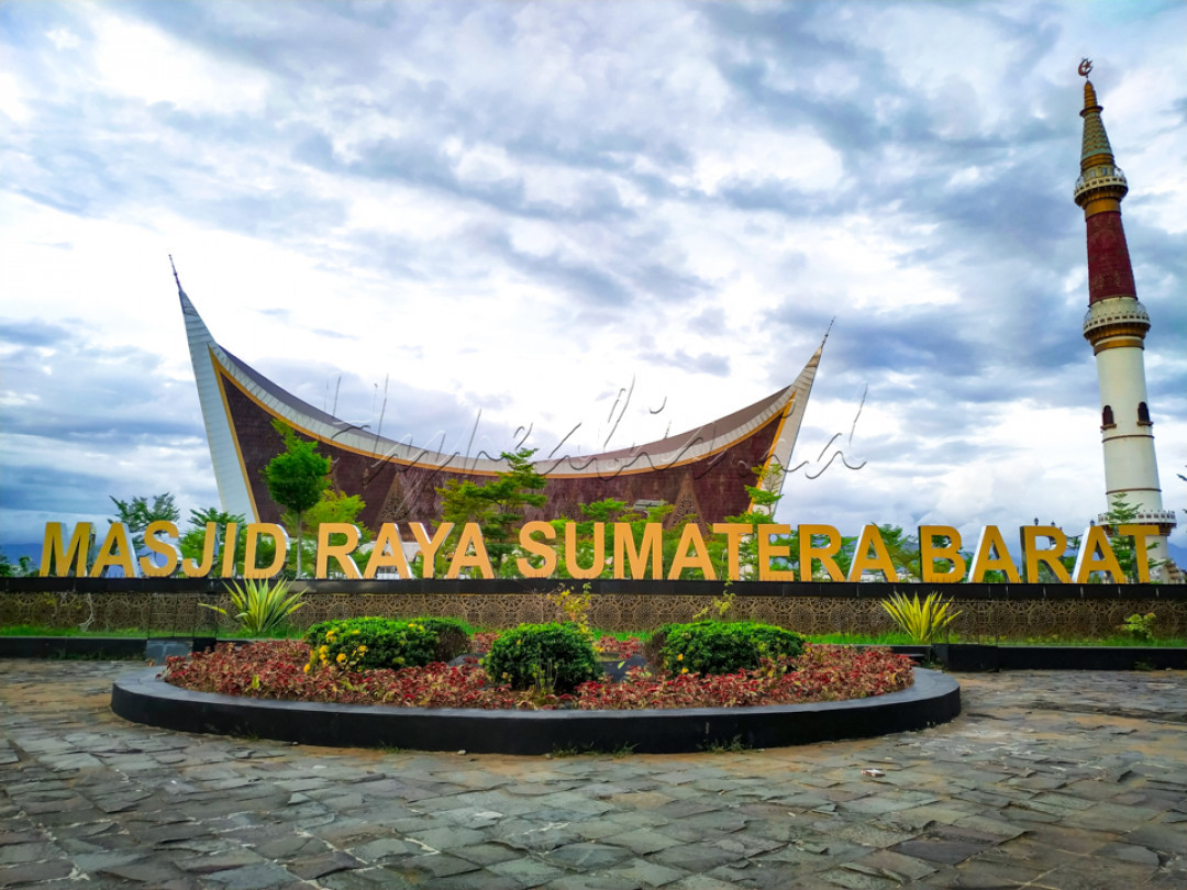 Masjid ini merupakan masjid terbesar di Sumatra Barat yang terletak di Jalan Chatib Sulaiman, Kecamatan Padang Utara, Kota Padang. Pembangunan mesjid ini memakan waktu yang cukup lama dimulai dari peletakan batu pertama pada desember 2007 dan rampung dibangun pada januari 2019.