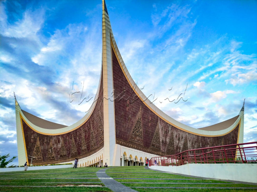 Masjid ini baru saja memenangkan penghargaan salah satu masjid dengan desain arsitektur terbaik dunia. Penghargaan tersebut diberikan oleh Abdullatif Al Fozan Award for Mosque Architecture, organisasi non profit yang menyoroti desain atau karya arsitektur masjid di seluruh dunia. Arsitektur masjid ini membentuk atap seolah olah seperti kain teinspirasi dari peristiwa pemindahan batu hajar aswad oleh empat kabikah suku quraisy. Bentuk sudut lancip sekaligus mewakili atap bergonjong pada rumah adat Minangkabau rumah gadang.