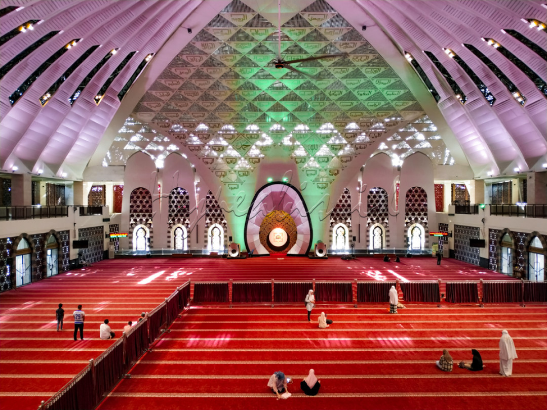 Pada interior masjid terdapat kaligrafi asmaul husna yang sangat indah. Mesjid ini memiliki banyak pintu disekelilingnya sehingga sirkulasi udara didalam masjid sangat bagus. Interior Masjid Raya Mahligai Minang ini mirip dengan Hajar Aswad yang dihiasi oleh ukiran kaligrafi asmaul husna