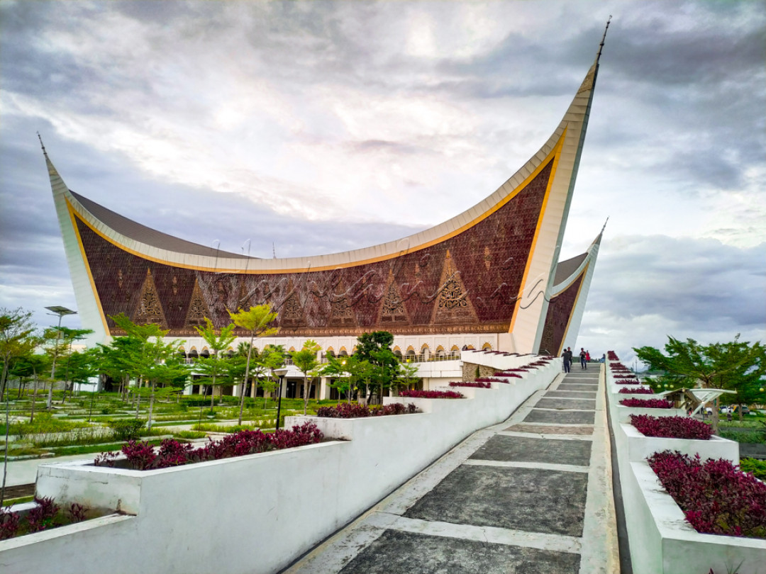 Walaupun berada ditengah kota Padang akan tetapi hawa disekitar masjid sangat sejuk karena di sekeliling masjid juga banyak ditanam pohon dan tanaman bunga yang menjadi pelengkap keindahan masjid ini. 