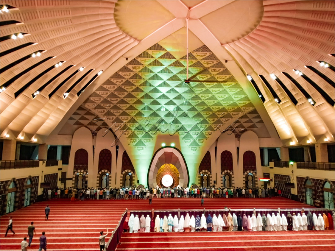 Masjid ini selalu ramai ketika sholat berjamaah dan menjadi daya tarik khusus bagi masyarakat luar yang berkunjung ke kota Padang, sekedar mengunjungi atau merasakan langsung suasana sholat di masjid raya sumbar. 