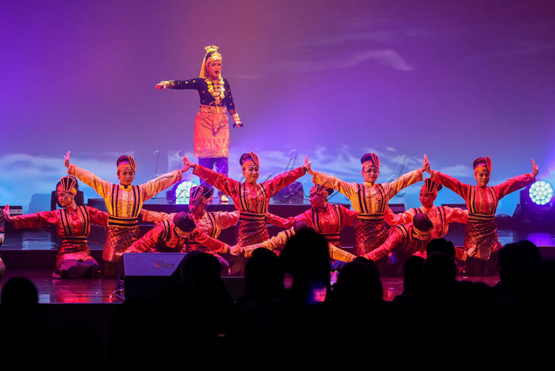 Penari tampil dalam Pagelaran Sabang-Merauke di Djakarta Theater, Jakarta, Jumat (3/6/2022) malam. Penampilan seniman yang bertajuk 'Pagelaran Sabang Merauke Premiere with Live Performance' tersebut menampilkan karya kolaboratif dengan 21 lagu daerah dan satu lagu nasional yang dirangkai melibatkan lima penyanyi nasional, 46 musisi tradisional dan modern serta 135 penari profesional berpadu lewat harmonisasi antara musik etnik, lagu daerah, hingga tarian tradisional dengan busana adat. <br />
