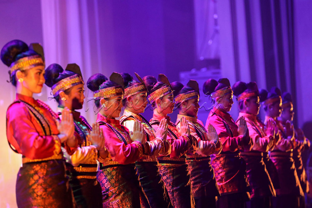 Penari tampil dalam Pagelaran Sabang-Merauke di Djakarta Theater, Jakarta, Jumat (3/6/2022) malam. Penampilan seniman yang bertajuk 'Pagelaran Sabang Merauke Premiere with Live Performance' tersebut menampilkan karya kolaboratif dengan 21 lagu daerah dan satu lagu nasional yang dirangkai melibatkan lima penyanyi nasional, 46 musisi tradisional dan modern serta 135 penari profesional berpadu lewat harmonisasi antara musik etnik, lagu daerah, hingga tarian tradisional dengan busana adat. <br />
