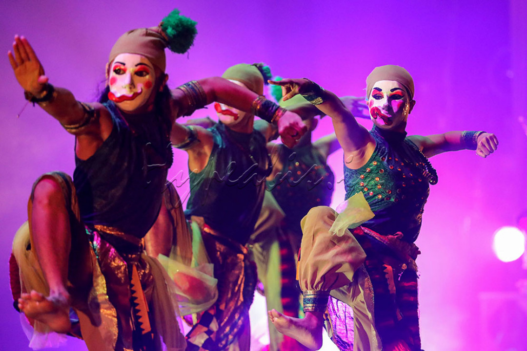 Penari tampil dalam Pagelaran Sabang-Merauke di Djakarta Theater, Jakarta, Jumat (3/6/2022) malam. Penampilan seniman yang bertajuk 'Pagelaran Sabang Merauke Premiere with Live Performance' tersebut menampilkan karya kolaboratif dengan 21 lagu daerah dan satu lagu nasional yang dirangkai melibatkan lima penyanyi nasional, 46 musisi tradisional dan modern serta 135 penari profesional berpadu lewat harmonisasi antara musik etnik, lagu daerah, hingga tarian tradisional dengan busana adat. <br />
