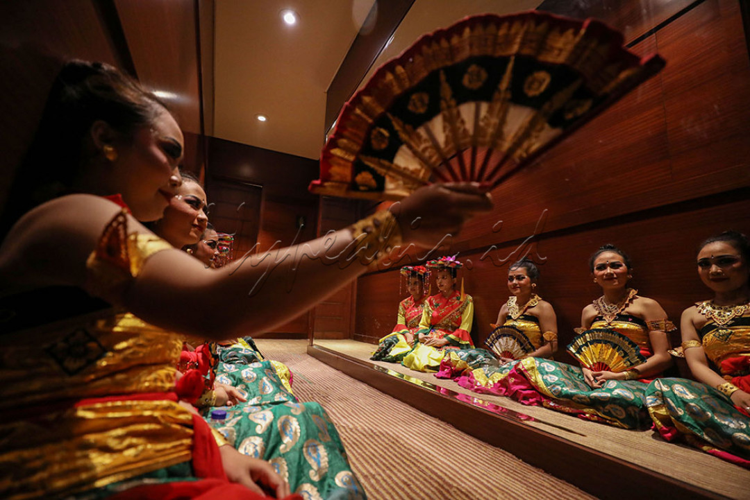 Penari menunggu giliran untuk tampil dalam Pagelaran Sabang-Merauke di Djakarta Theater, Jakarta, Jumat (3/6/2022) malam. Penampilan seniman yang bertajuk 'Pagelaran Sabang Merauke Premiere with Live Performance' tersebut menampilkan karya kolaboratif dengan 21 lagu daerah dan satu lagu nasional yang dirangkai melibatkan lima penyanyi nasional, 46 musisi tradisional dan modern serta 135 penari profesional berpadu lewat harmonisasi antara musik etnik, lagu daerah, hingga tarian tradisional dengan busana adat.<br />
