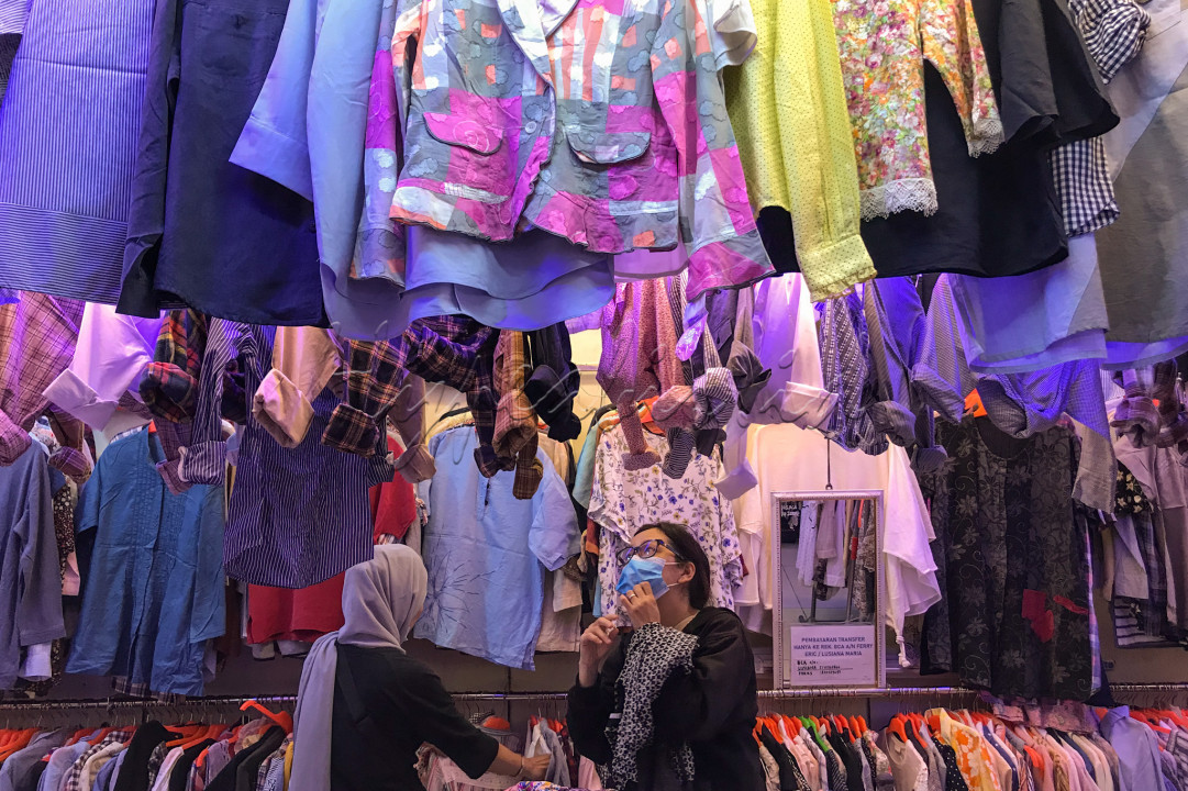 “Dua puluh aja, dua puluh aja, siapa lagi siapa lagi" nyaring terdengar suara pedagang pakaian bekas impor menyambut kedatangan pengunjung di lantai 2, Pasar Senen Blok III, Jakarta.