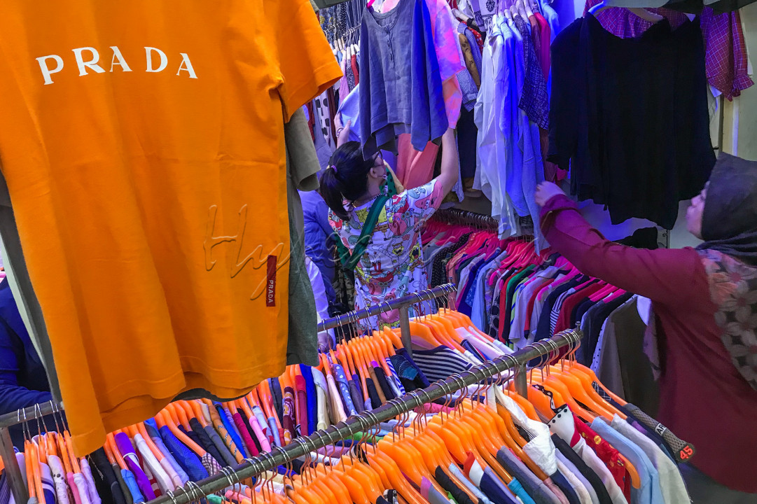 Biasanya, barang bekas yang paling sering diperjualbelikan adalah pakaian, seperti kaos, sweater, kemeja, tas, hingga topi.