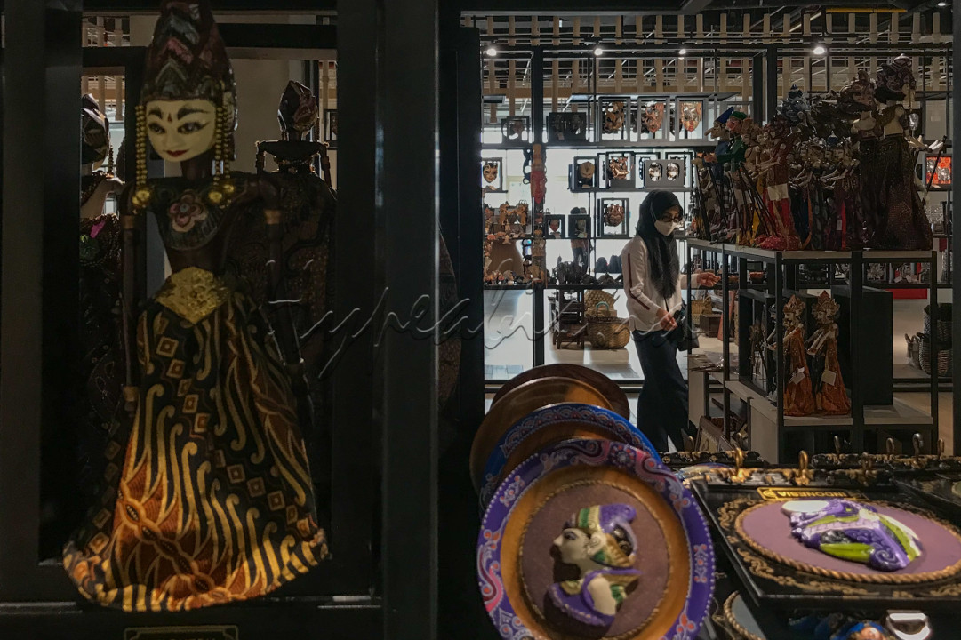 Pengunjung melihat koleksi karya UMKM di Sarinah, Jakarta.