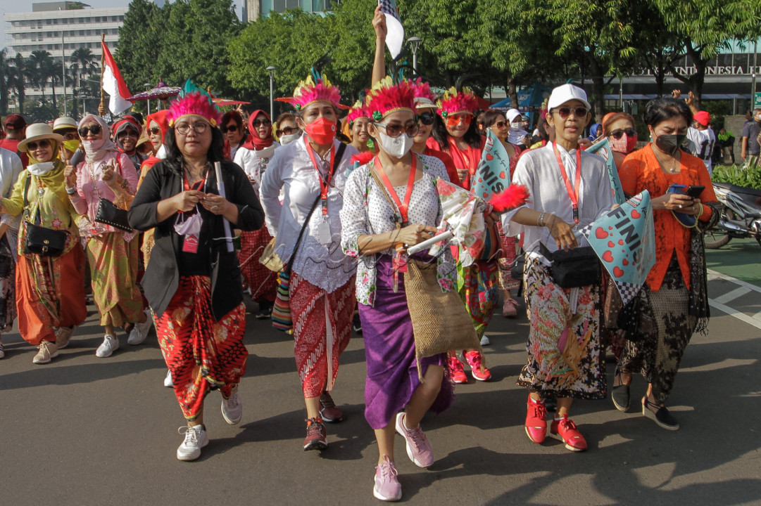Sejumlah perempuan yang tergabung dalam Perempuan Berkebaya Indonesia mengenakan kebaya saat Hari Bebas Kendaraan Bermotor (HBKB) Berkebaya di kawasan Bundaran HI, Jakarta. Acara tersebut diselenggarakan untuk melestarikan kebaya dan mendukung pendaftaran kebaya sebagai warisan budaya dunia tak benda dari Indonesia ke Unesco yang saat ini masih dalam proses. 