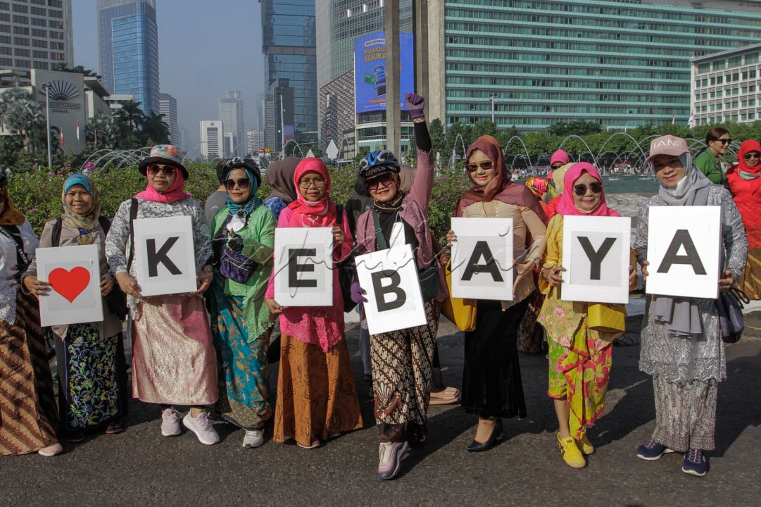 Jalan kaki bersama dengan mengenakan kebaya tersebut dipilih sebagai bentuk penyampaian aspirasi sekaligus mengingatkan bahwa kebaya adalah pakaian khas dan busana sehari-hari perempuan Indonesia yang dapat dipakai di berbagai kesempatan.