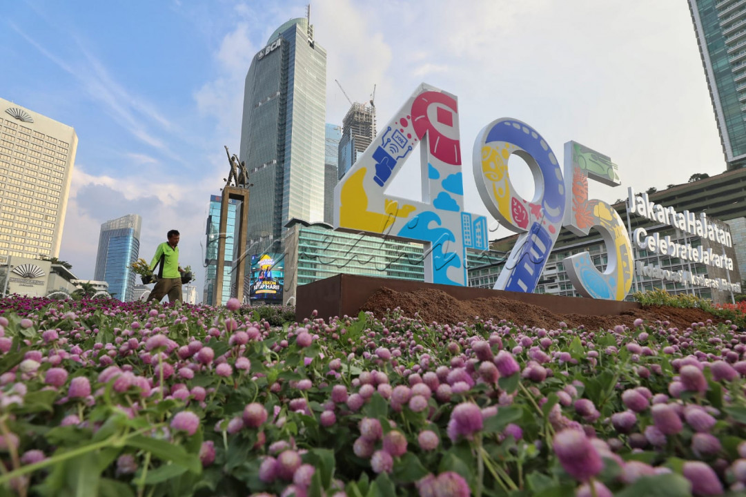 Pekerja menyelesaikan pembuatan ornamen menyambut HUT ke-495 DKI Jakarta di Bundaran HI, Jakarta, Senin (20/6/2022). HUT ke-495 DKI Jakarta yang bertajuk Jakarta Hajatan tersebut mengangkat tema Kolaborasi, Akselerasi dan Elevasi.