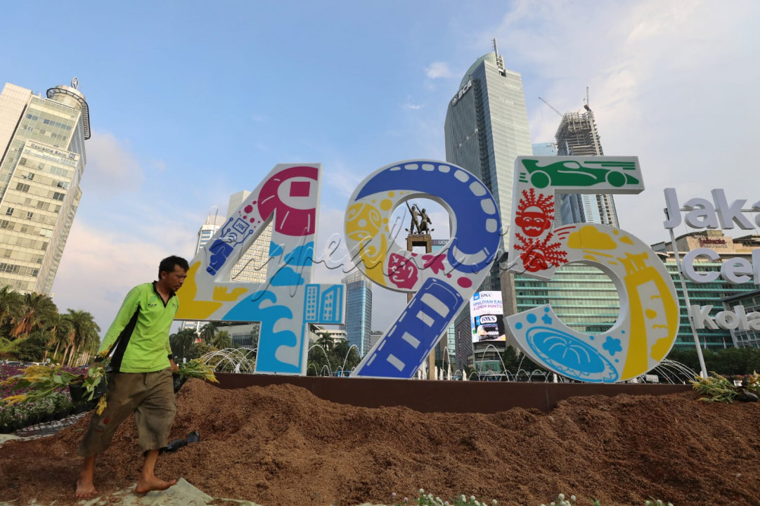 Pekerja menyelesaikan pembuatan ornamen menyambut HUT ke-495 DKI Jakarta di Bundaran HI, Jakarta, Senin (20/6/2022). HUT ke-495 DKI Jakarta yang bertajuk Jakarta Hajatan tersebut mengangkat tema Kolaborasi, Akselerasi dan Elevasi.