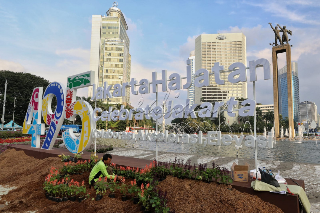 Pekerja menyelesaikan pembuatan ornamen menyambut HUT ke-495 DKI Jakarta di Bundaran HI, Jakarta, Senin (20/6/2022). HUT ke-495 DKI Jakarta yang bertajuk Jakarta Hajatan tersebut mengangkat tema Kolaborasi, Akselerasi dan Elevasi.