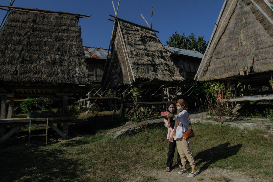 Langit biru cerah menyambut kedatangan para wisatawan yang berkunjung ke rumah tradisional Bima itu. Uma Lengge merupakan bangunan tradisional Suku Mbojo yang saat ini dijadikan sebagai tempat penyimpanan hasil pertanian.