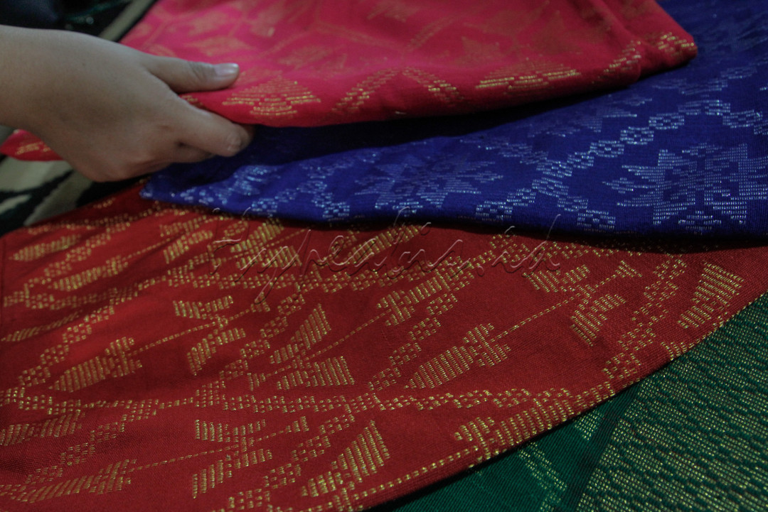 Tenun Kre Alang terbuat dari bahan pewarna alami dan memiliki 60 motif berbeda dan dijual di kisaran harga Rp1,2 juta per kainnya.