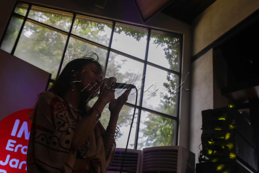 Band indie populer ini merilis album perdana mereka yang berjudul Taifun pada tahun 2015. Kemudian ada album Pikiran & Perjalanan serta PQ-Race & Perjalanan pada tahun 2019.