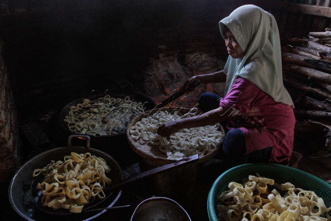 Perajin menyelesaikan pembuatan Pangaha Bunga di Bima, Nusa Tenggara Barat.