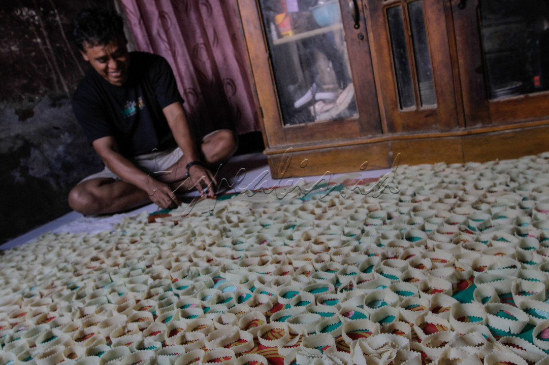 Memiliki tekstur dan bentuk yang sederhana dengan rasa gurih yang terbuat dari tepung beras ketan.