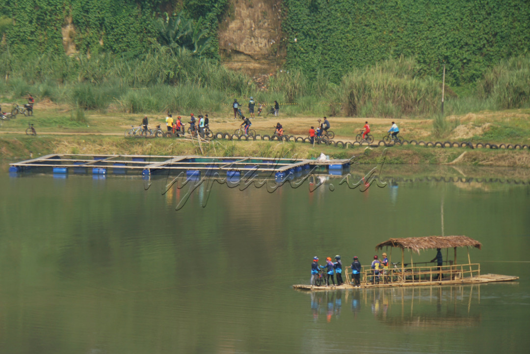 Danau Cisawang pun tak luput menjadi tujuan bagi para pesepeda. Meski harus melalui jalan yang terjal untuk mencapainya, danau ini selalu ramai pesepeda terutama di akhir pekan. 