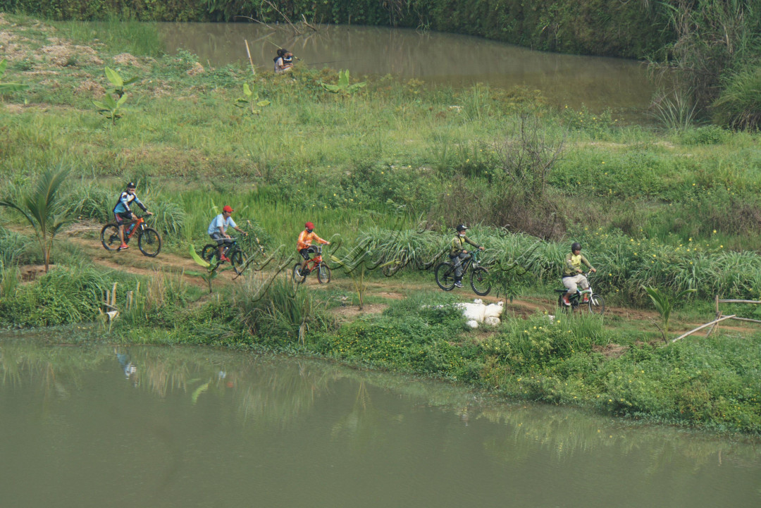 Danau ini pun rajin dikunjungi oleh berbagai komunitas sepeda. Mereka datang dari berbagai daerah seperti Serpong, Bogor, Pamulang hingga Jakarta. Tak sedikit pula anak-anak yang datang bersama orang tua mereka.